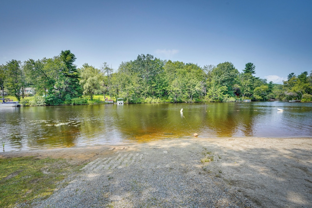 Cozy Becket Cottage Escape w/ Lake Access!