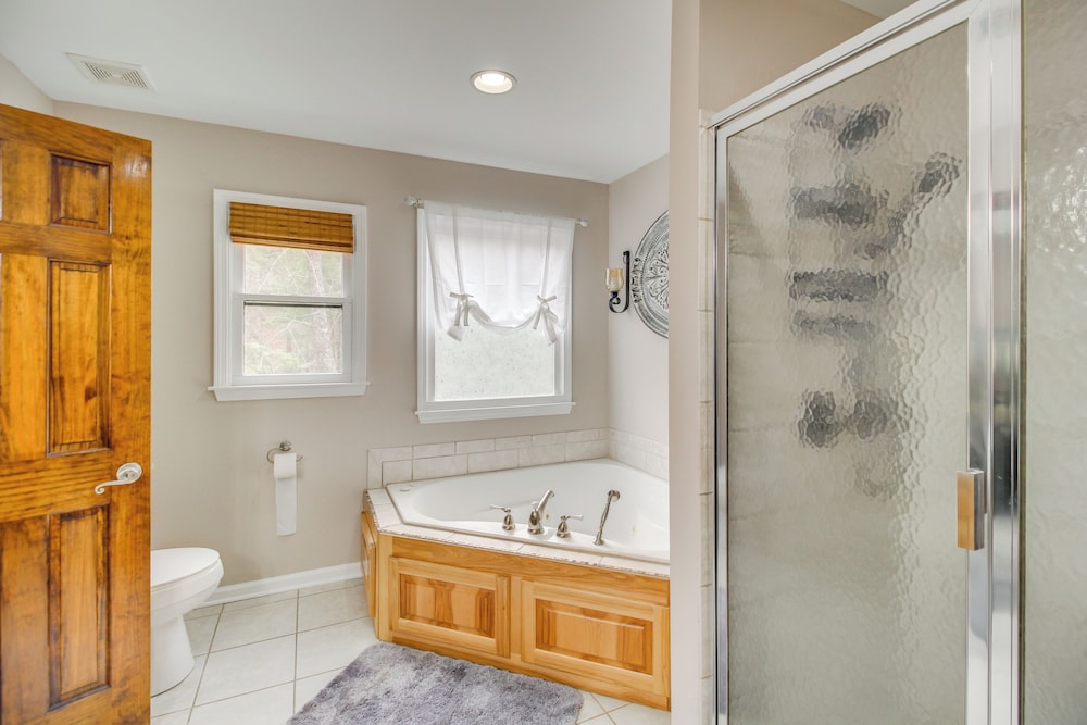 Community Perks: Mtn-view Ellijay Cabin w/ Hot Tub