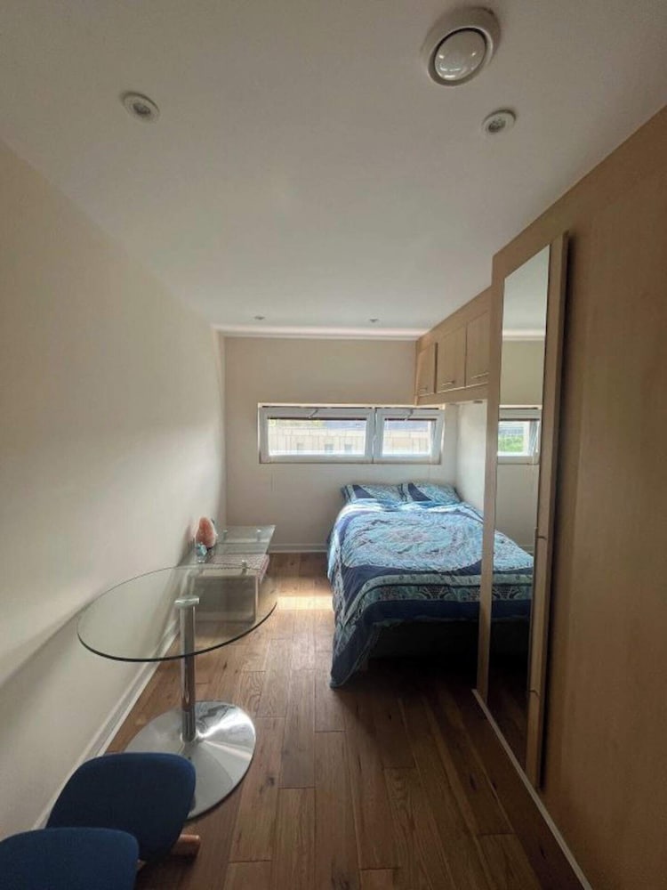 Modern 1BD Flat - 5 min Walk to Battersea Park!