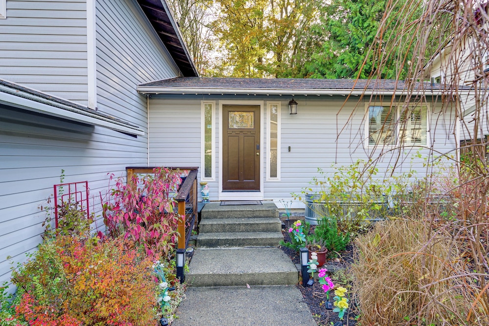 Family Retreat w/ Hot Tub & Game Room in Everett!