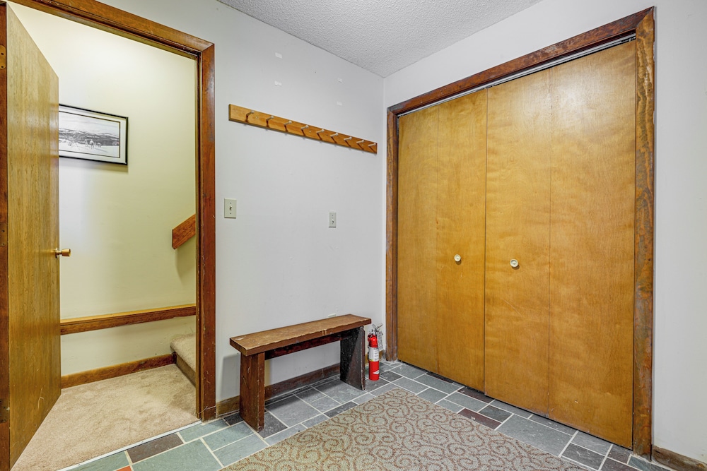 < 1 Mi to Mt Snow: Charming Condo w/ Fireplace