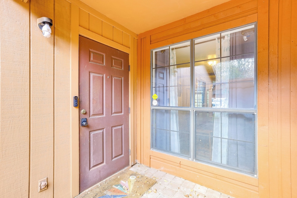 3 Mi to UF Campus: Charming Gainesville Townhome