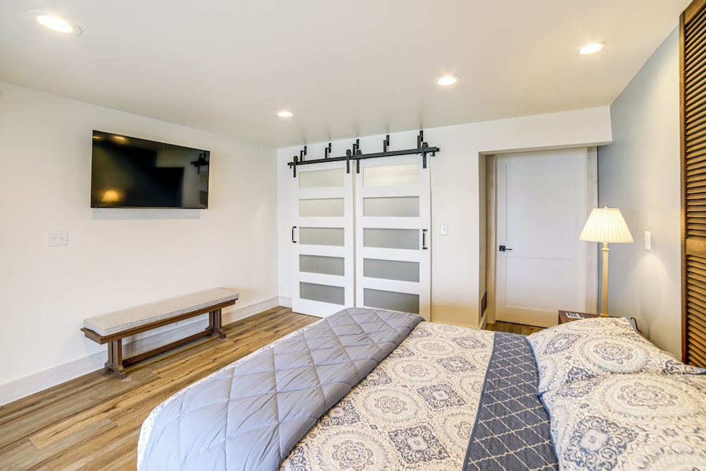 Hot Tub + Fireplace: Waterfront Clark Lake Apt