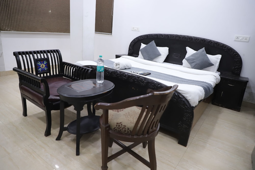Mauryan Elite Hotel Lajpat Nager