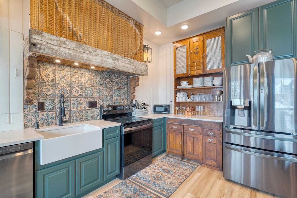 Winterhaven Estate by Avantstay Sleeps 19 Guests Mountain Compound w/ Views, Firepit, Hot Tub