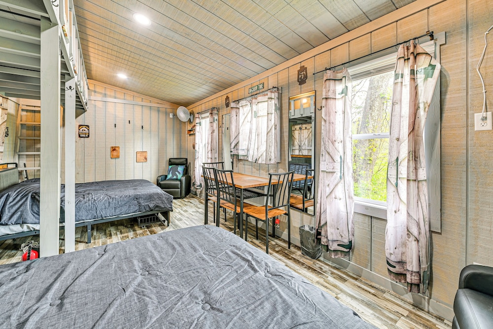 Secluded on 10 Acres: Livingston Getaway w/ Sauna!