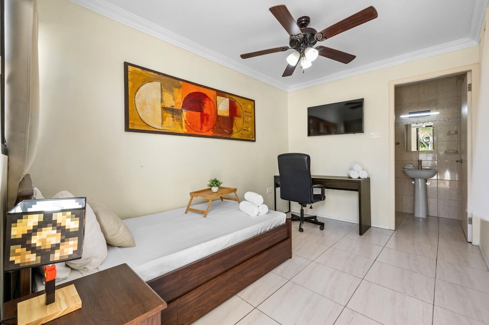 Luxurious Haven in the Heart of the Island Pool