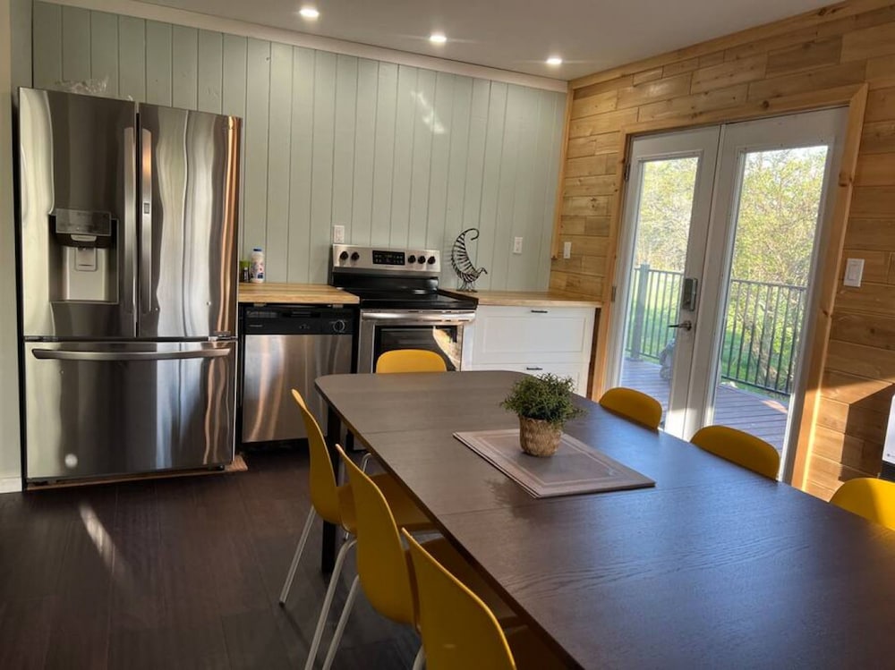 Family Friendly Cottage Walking Distance to Lions Head Beach