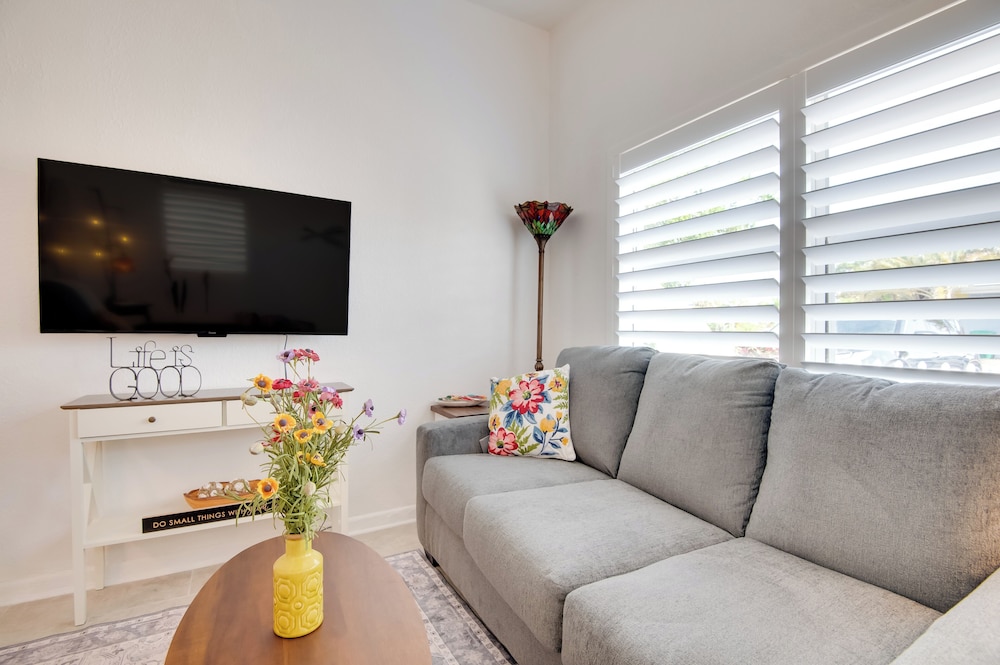 Walk to Beach: Dog-friendly Gem in Cocoa Beach!
