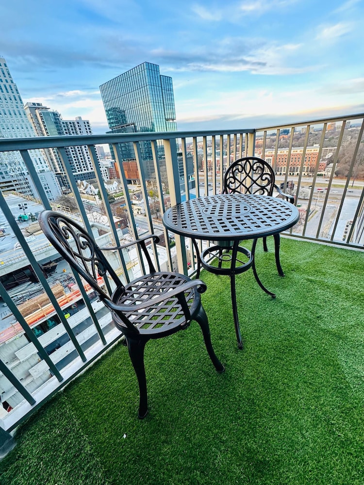 Highrise Balcony Rooftop Pool Gym Free Parking