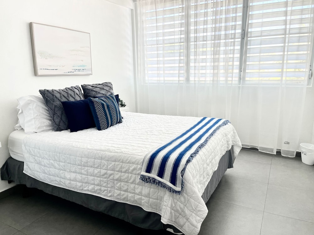 Centrally Located Sunny Apartment Walk to Beaches