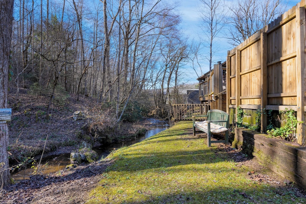 Creekside Haven by Avantstay Hot Tub, Fire Pit, Outdoor Dining Area Nestled Next to Creek
