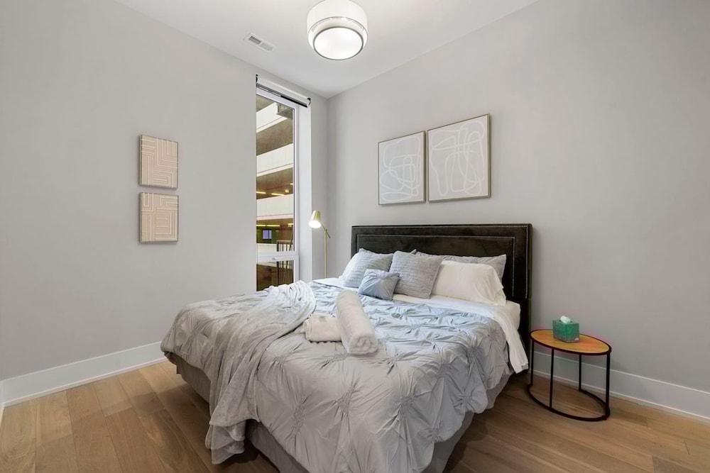 Chic 2BR 2BA Condo w Balcony - River North Chicago