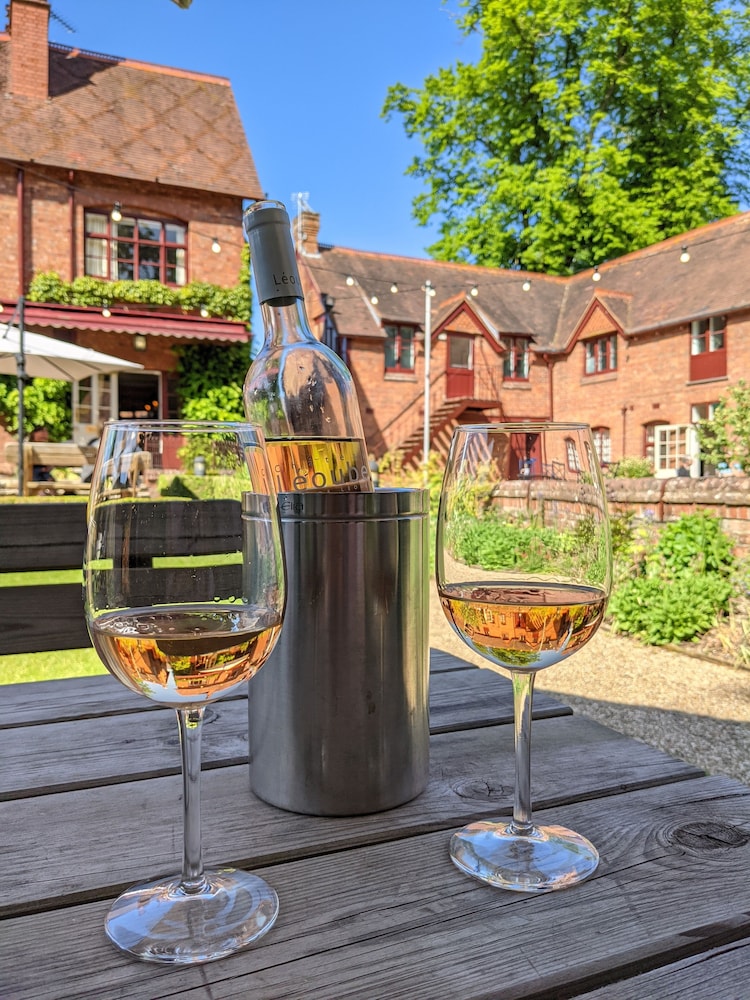Aylesbury Vacations - The Five Arrows Hotel - Property Image 38