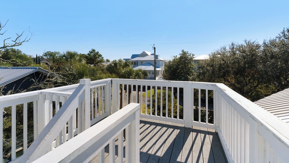 Your Ideal Beach Getaway With Private Pool, Game Room and Close to Beach!