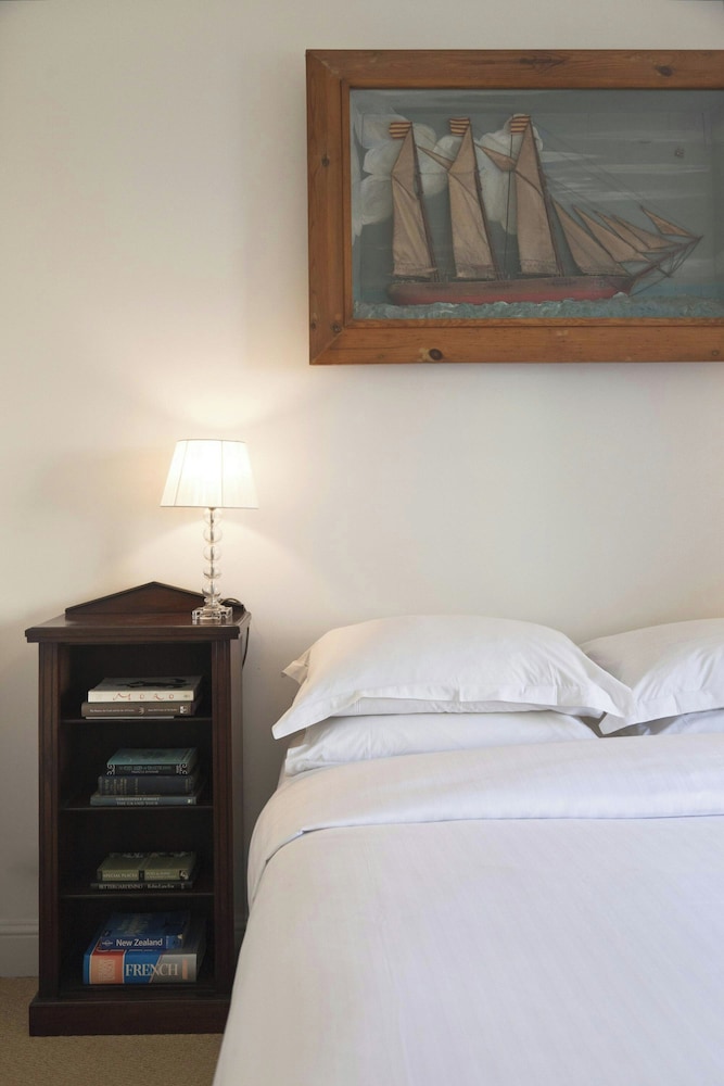 Bassett Road IV by Onefinestay