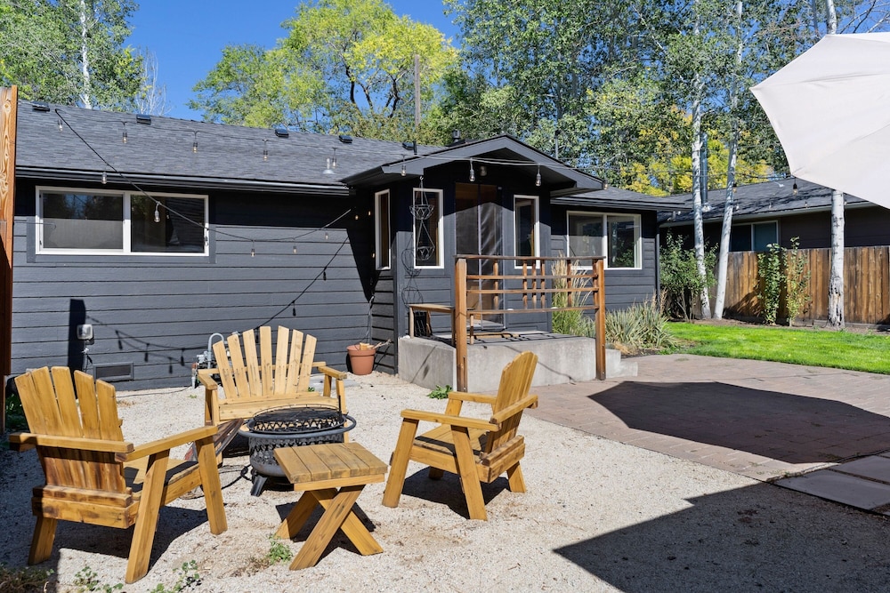 North West Nest 30 Day Minimum 2 Bedroom Home by RedAwning