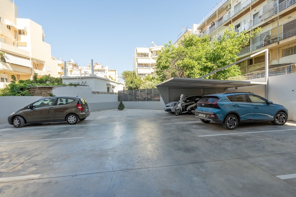 Comfy Apt terrace and parking 800m to old town and beach