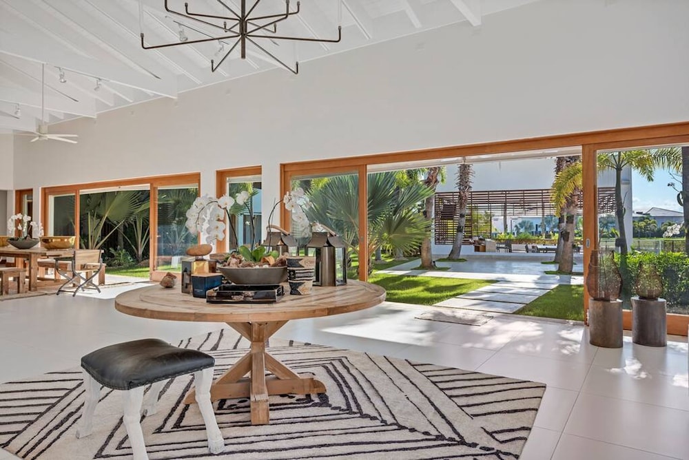 Modern Oasis Stunning Views of Golf Course River