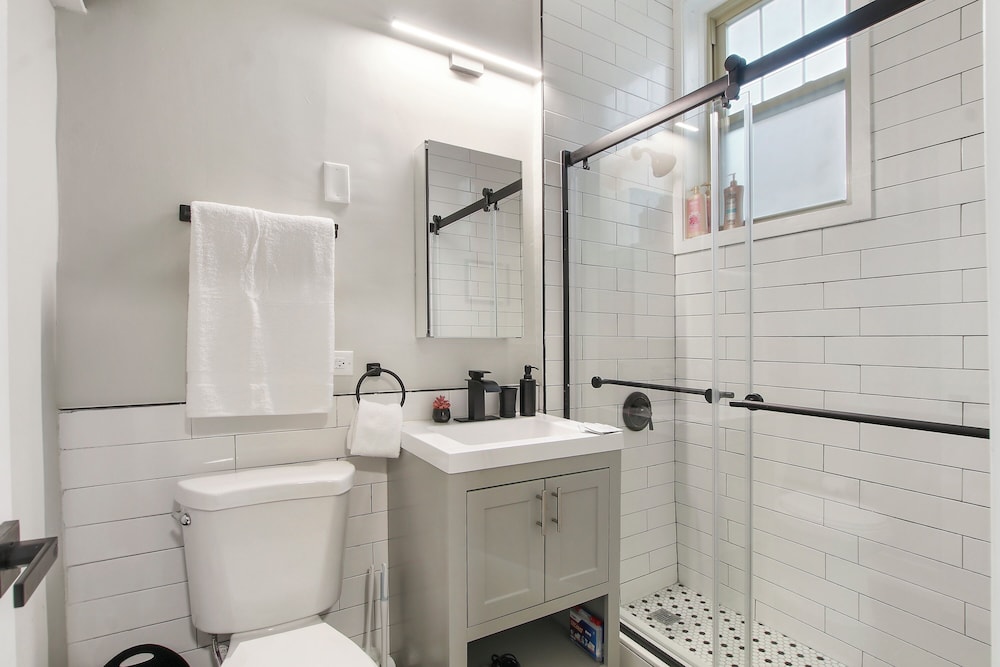 Sleek and Cozy 1BR Apartment - Hartrey G