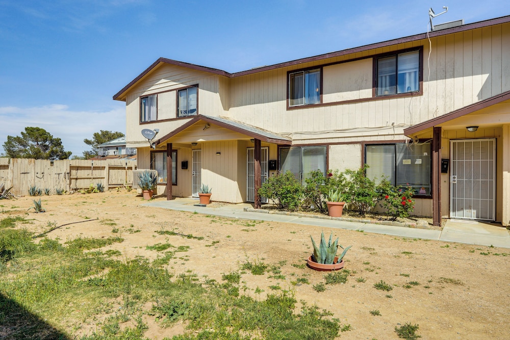 Patio & Mtn Views: Family Gem in California City