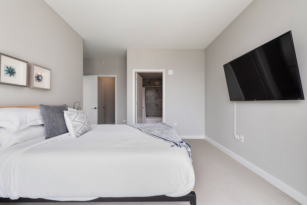 River North 2BR High Ceilings Comfort
