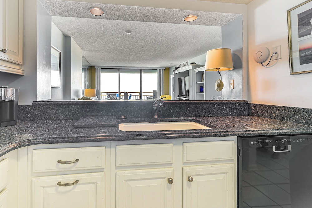 Ocean View & Pool Access: Condo in Myrtle Beach