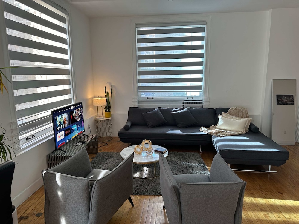 Stylish XL 2br/2ba At HWH by Oneluxstay