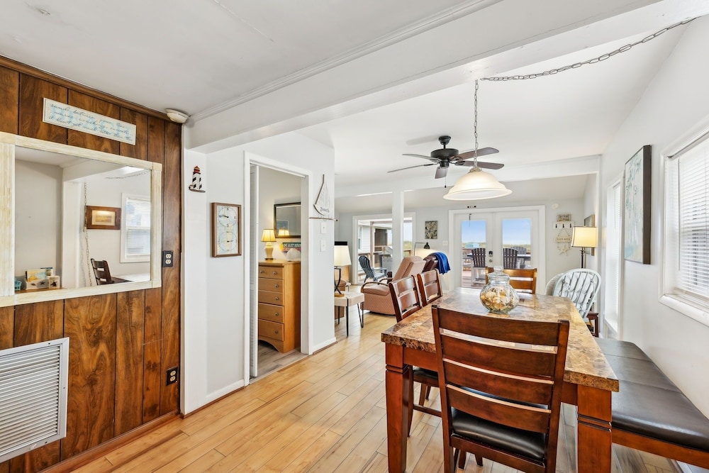 124 S Fletcher - Upstairs 2 Bedroom Duplex