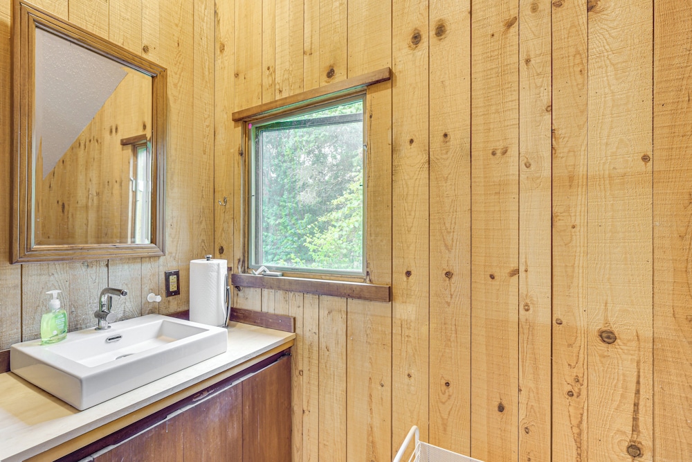 Sauna & Screened Porch: Otter Creek Getaway!
