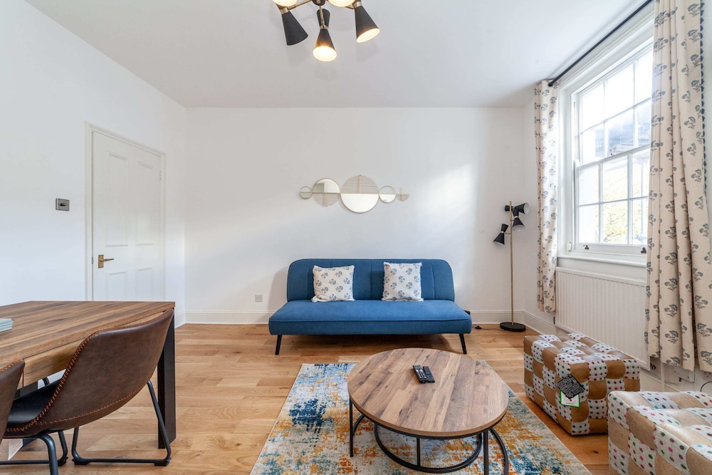 Period Victorian Abode In Idyllic Kings Cross