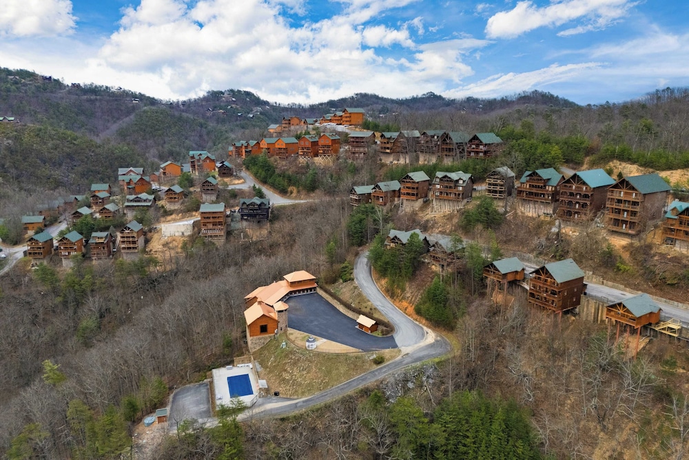 Cozy Cabin Near Dollywood Attractions Hot Tub, Game Room, Views Anne's Place