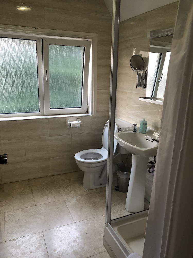 Horley Vacations - Gatwick Inn Hotel - Property Image 5
