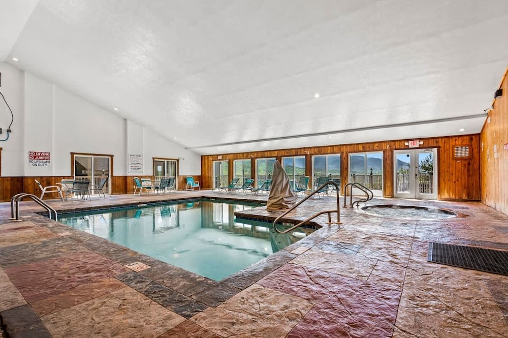 Mountain Views Full Kitchen Indoor Pool Access