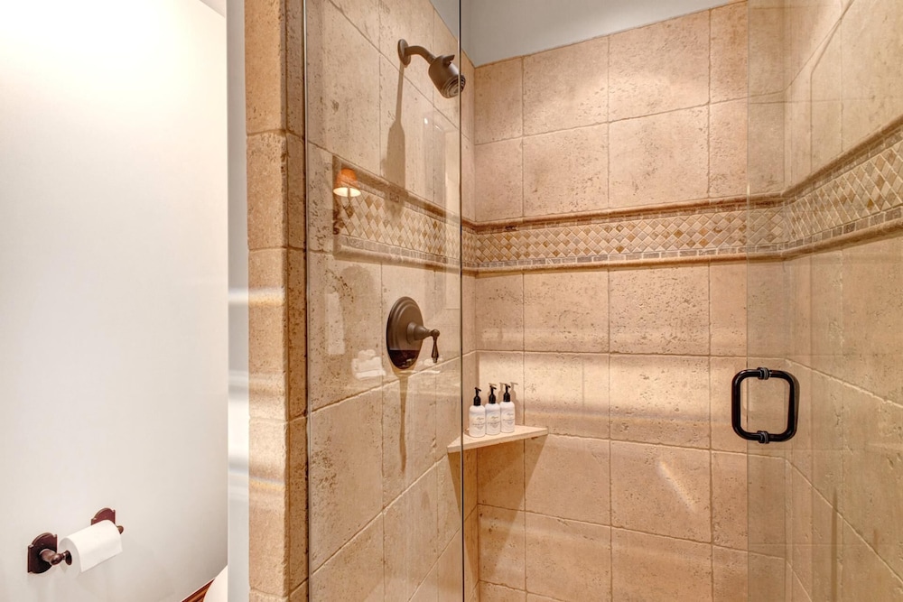 Vintage on the Strand 2 bedrooms Ski Out VIN-14 by KBM