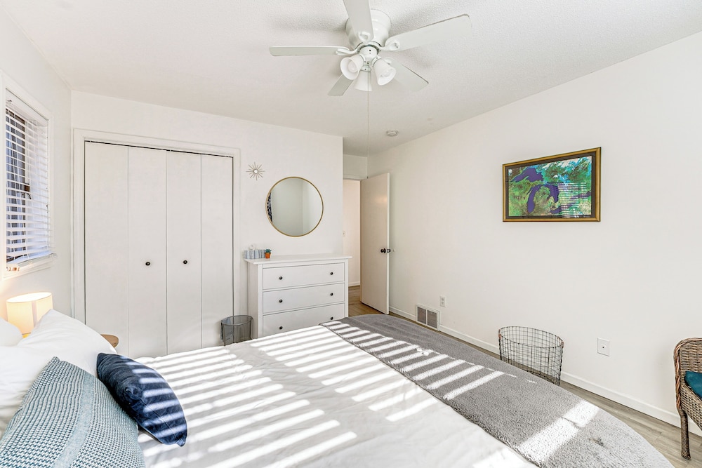 Lake View & Deck: Group Getaway in Whitehall!