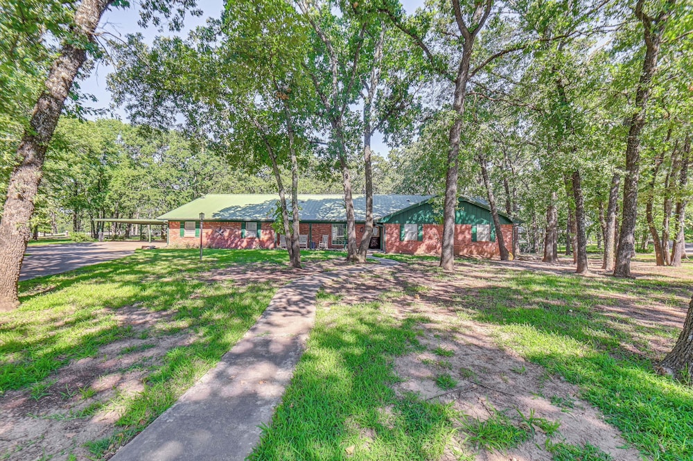 Home w/ Lake Texoma View, Game Room & Bar