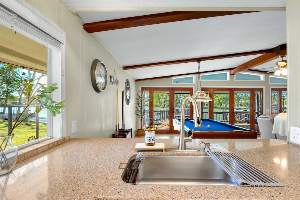 Beautiful and Relaxing Lakefront Getaway