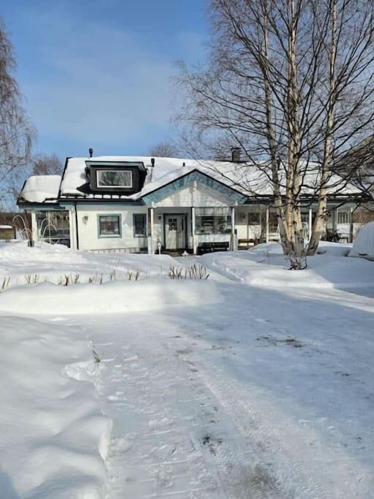 Cozy 3BR Riverside House with Sauna