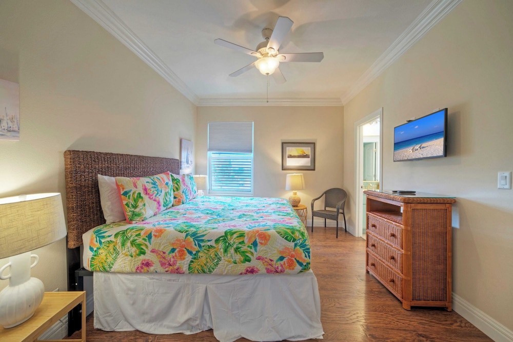 2 Homes in Las Palmeras by Avantstay Sleeps 18, Resort Pool + Private Patio Walk to Town, Golf Cart Zone