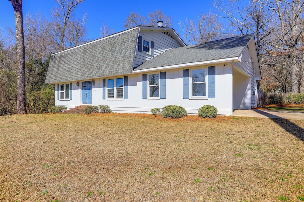 10 Mi to Downtown Macon: Family Home w/ Patio!