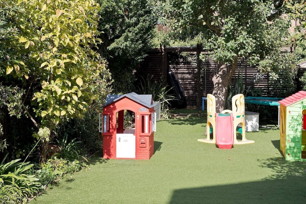 Bright & Spacious 5 Bed House in Charming Putney