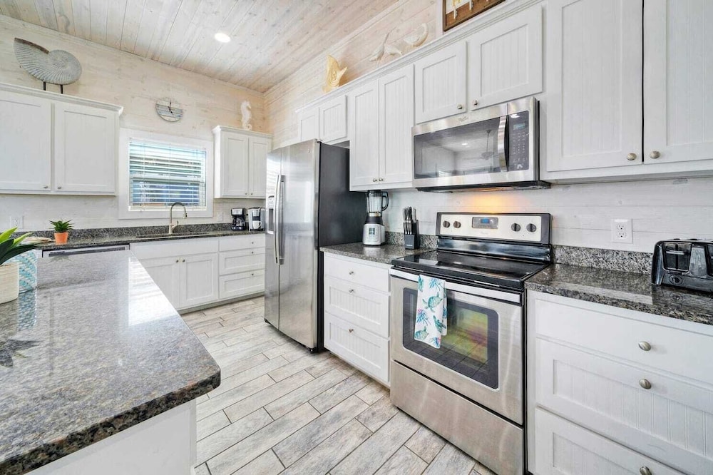 Sleeps 24, 2 Homes 2blocks to the Beach, Pool, Game Room, Patio w/ Outdoor Bar