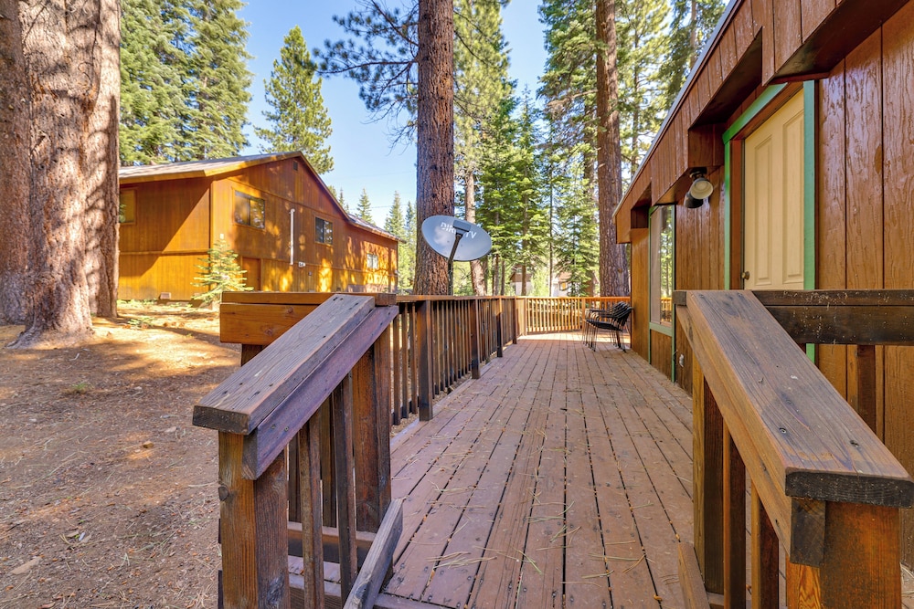 Quiet Truckee Retreat w/ Deck, 5 Mi to Donner Lake