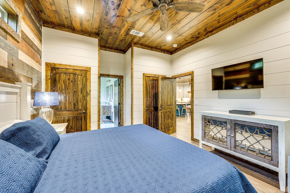 Cozy Cabin w/ Hot Tub ~ 5 Mi to Broken Bow Lake view 3