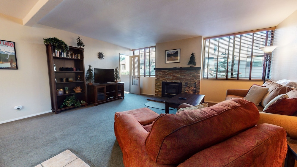 San Sierra 10 Updated Condo, with Complex Jacuzzi, Short Walk to The Village by RedAwning