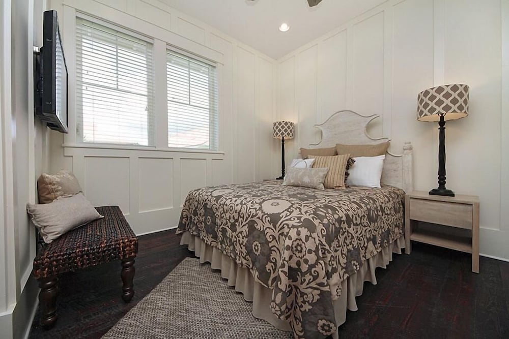 DRIFTWOOD 5 Bedroom Holiday Home by Five Star Properties