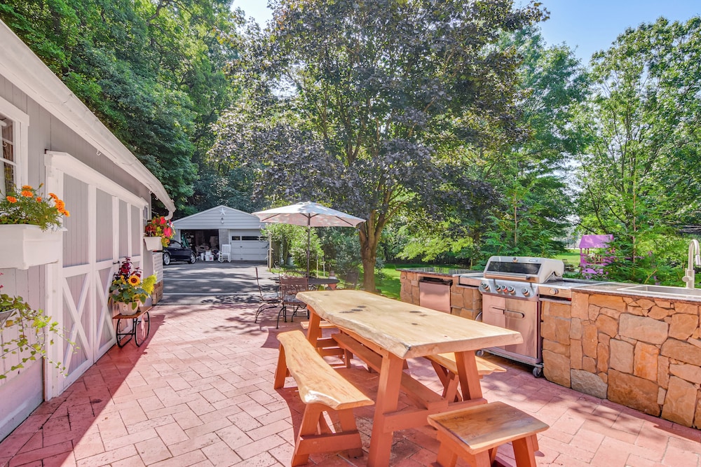 Creekside Milford Studio w/ Gas Grill + Mtn Views!
