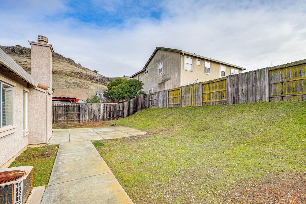 17 Mi to Napa: Spacious Vallejo Family Home!