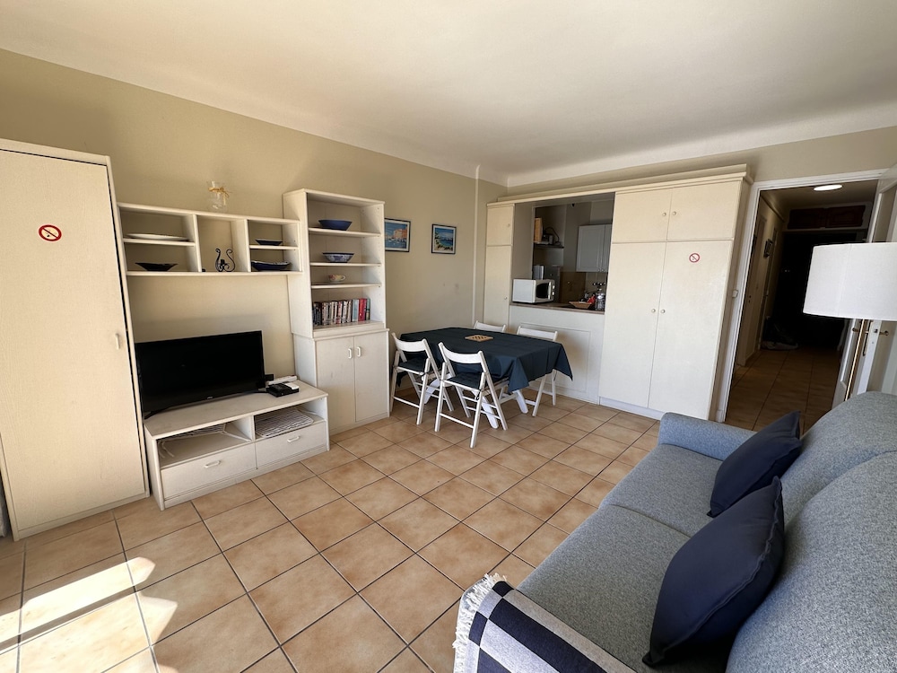 One Bedroom Apartment in Cannes With a Balcony and Great sea Views - 821